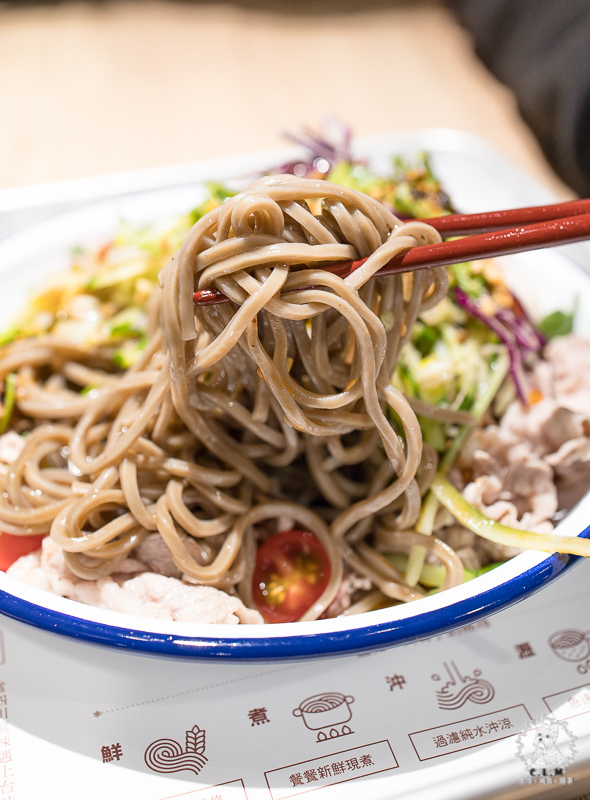 涼涼嗆四川涼麵｜台北信義市政府站食記｜永吉路30巷內酸辣麻香開胃可口的推薦涼麵，文青風格乾淨舒適明亮但不貴 - 卡爾茗 C.L.M.