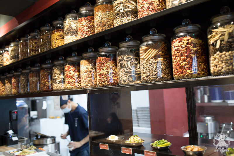 涼涼嗆四川涼麵｜台北信義市政府站食記｜永吉路30巷內酸辣麻香開胃可口的推薦涼麵，文青風格乾淨舒適明亮但不貴 - 卡爾茗 C.L.M.