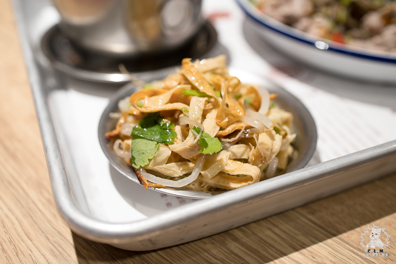 涼涼嗆四川涼麵｜台北信義市政府站食記｜永吉路30巷內酸辣麻香開胃可口的推薦涼麵，文青風格乾淨舒適明亮但不貴 - 卡爾茗 C.L.M.