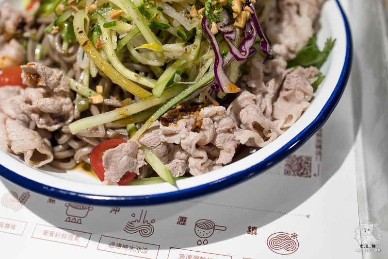 涼涼嗆四川涼麵｜台北信義市政府站食記｜永吉路30巷內酸辣麻香開胃可口的推薦涼麵，文青風格乾淨舒適明亮但不貴 - 卡爾茗 C.L.M.