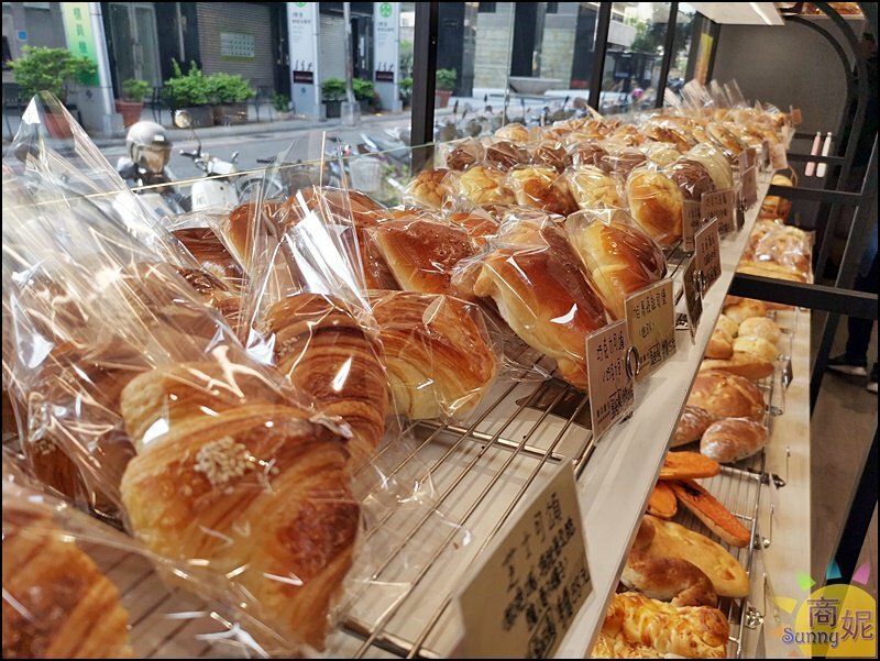 糖印麵包。IG爆紅羅馬生乳包.提拉米蘇髒髒包.肉桂捲開賣秒殺!台中爆好吃麵包推薦-商妮吃喝遊樂