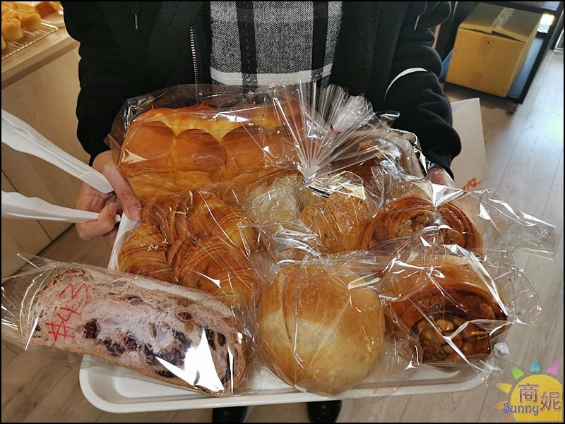 糖印麵包。IG爆紅羅馬生乳包.提拉米蘇髒髒包.肉桂捲開賣秒殺!台中爆好吃麵包推薦-商妮吃喝遊樂