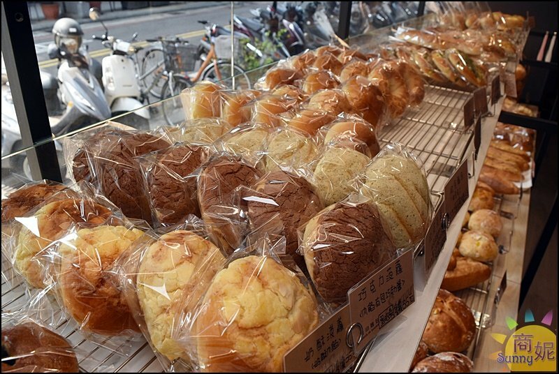 糖印麵包。IG爆紅羅馬生乳包.提拉米蘇髒髒包.肉桂捲開賣秒殺!台中爆好吃麵包推薦-商妮吃喝遊樂
