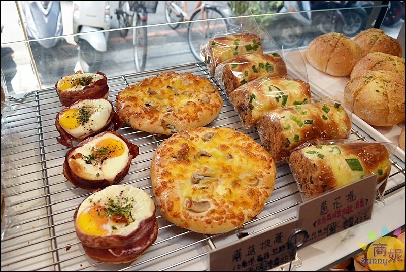 糖印麵包。IG爆紅羅馬生乳包.提拉米蘇髒髒包.肉桂捲開賣秒殺!台中爆好吃麵包推薦-商妮吃喝遊樂