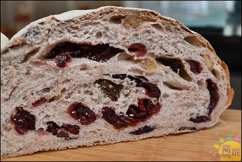 糖印麵包。IG爆紅羅馬生乳包.提拉米蘇髒髒包.肉桂捲開賣秒殺!台中爆好吃麵包推薦-商妮吃喝遊樂