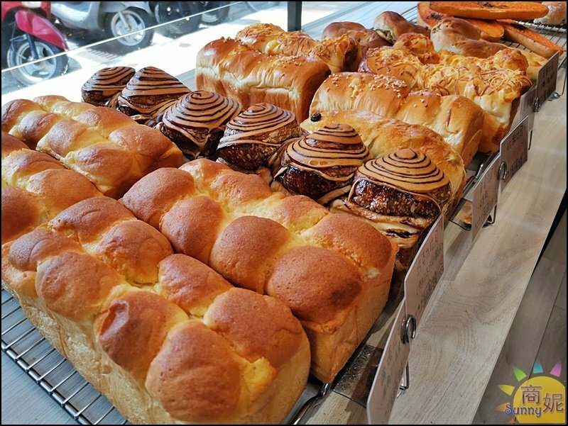 糖印麵包。IG爆紅羅馬生乳包.提拉米蘇髒髒包.肉桂捲開賣秒殺!台中爆好吃麵包推薦-商妮吃喝遊樂