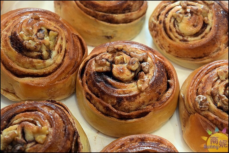 糖印麵包。IG爆紅羅馬生乳包.提拉米蘇髒髒包.肉桂捲開賣秒殺!台中爆好吃麵包推薦-商妮吃喝遊樂