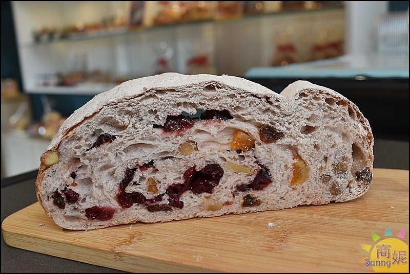 糖印麵包。IG爆紅羅馬生乳包.提拉米蘇髒髒包.肉桂捲開賣秒殺!台中爆好吃麵包推薦-商妮吃喝遊樂