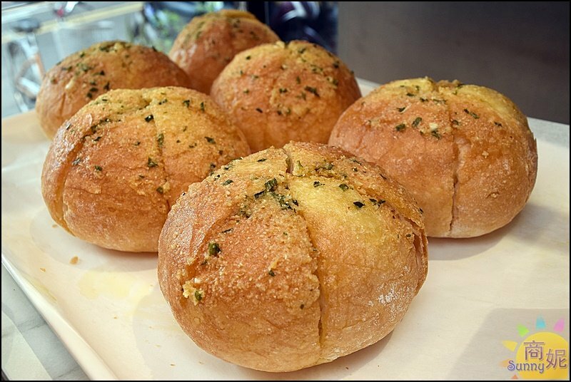 糖印麵包。IG爆紅羅馬生乳包.提拉米蘇髒髒包.肉桂捲開賣秒殺!台中爆好吃麵包推薦-商妮吃喝遊樂