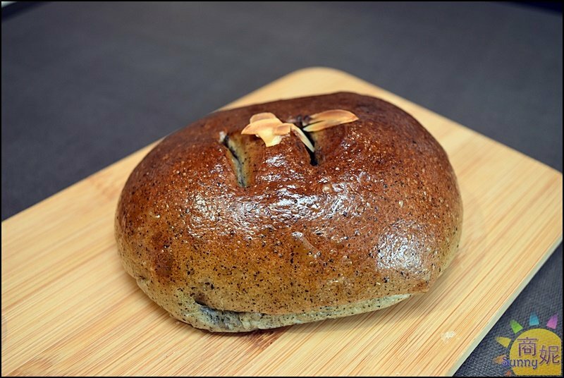 糖印麵包。IG爆紅羅馬生乳包.提拉米蘇髒髒包.肉桂捲開賣秒殺!台中爆好吃麵包推薦-商妮吃喝遊樂