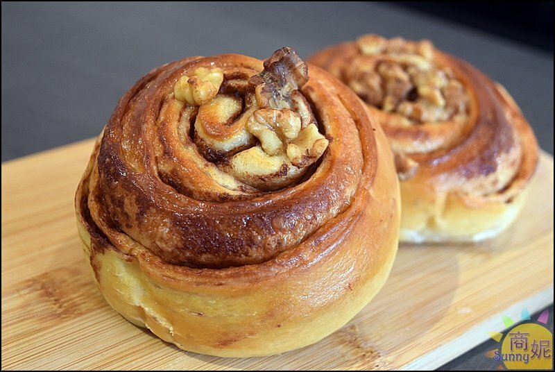 糖印麵包。IG爆紅羅馬生乳包.提拉米蘇髒髒包.肉桂捲開賣秒殺!台中爆好吃麵包推薦-商妮吃喝遊樂