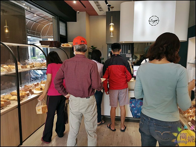 糖印麵包。IG爆紅羅馬生乳包.提拉米蘇髒髒包.肉桂捲開賣秒殺!台中爆好吃麵包推薦-商妮吃喝遊樂