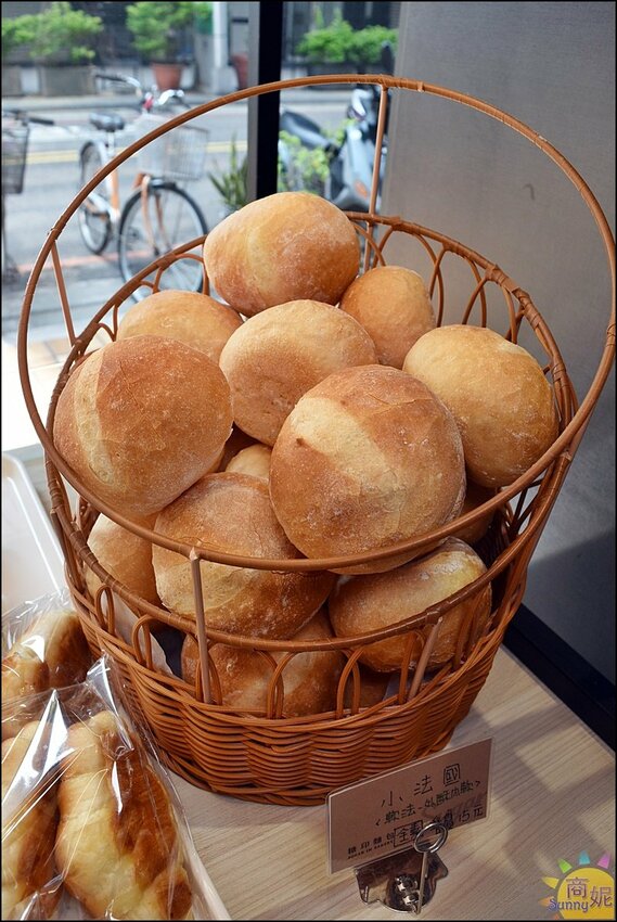 糖印麵包。IG爆紅羅馬生乳包.提拉米蘇髒髒包.肉桂捲開賣秒殺!台中爆好吃麵包推薦-商妮吃喝遊樂