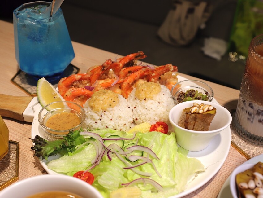 台南沖繩蝦蝦飯專賣店-丸飯食事處.推出新品紙豆腐鍋.搭配DIY起司玉米瀑布.牽絲鹹香超過癮/台南聚餐餐廳推薦 - 進食的巨鼠