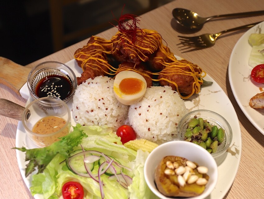 台南沖繩蝦蝦飯專賣店-丸飯食事處.推出新品紙豆腐鍋.搭配DIY起司玉米瀑布.牽絲鹹香超過癮/台南聚餐餐廳推薦 - 進食的巨鼠