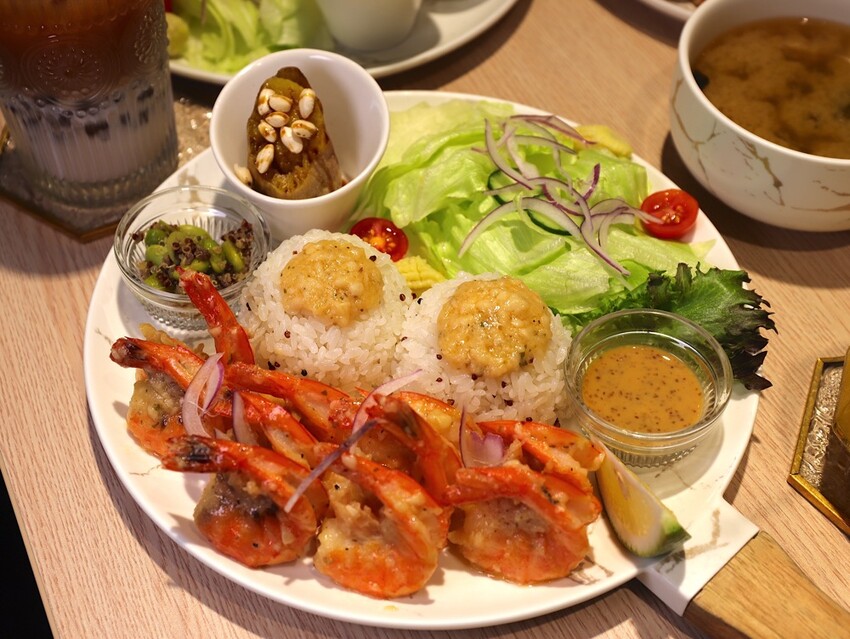 台南沖繩蝦蝦飯專賣店-丸飯食事處.推出新品紙豆腐鍋.搭配DIY起司玉米瀑布.牽絲鹹香超過癮/台南聚餐餐廳推薦 - 進食的巨鼠