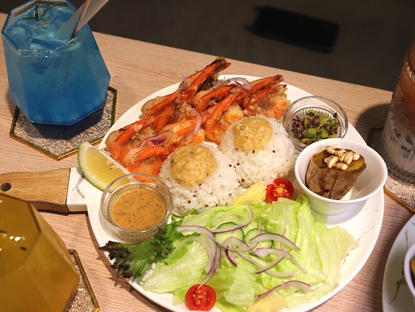 台南沖繩蝦蝦飯專賣店-丸飯食事處.推出新品紙豆腐鍋.搭配DIY起司玉米瀑布.牽絲鹹香超過癮/台南聚餐餐廳推薦 - 進食的巨鼠