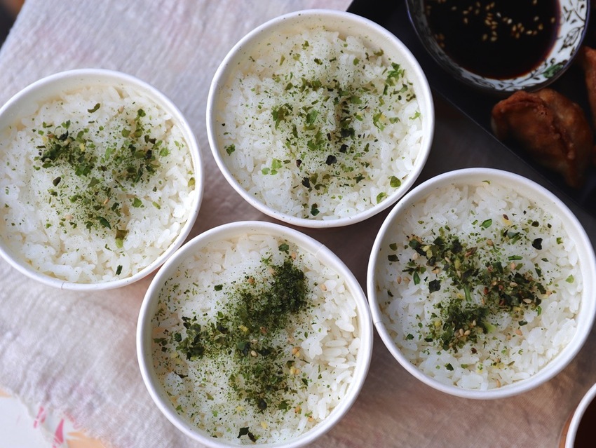 丸飯食事處：宅在家就能品嘗美味的沖繩蝦蝦飯/套餐組合讓你宅在家就能輕鬆享用美味的異國料理組合 - 進食的巨鼠