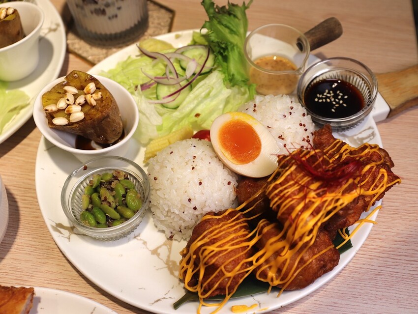 台南沖繩蝦蝦飯專賣店-丸飯食事處.推出新品紙豆腐鍋.搭配DIY起司玉米瀑布.牽絲鹹香超過癮/台南聚餐餐廳推薦 - 進食的巨鼠