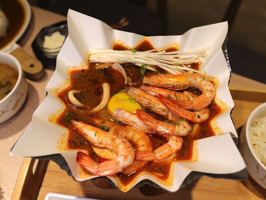 台南沖繩蝦蝦飯專賣店-丸飯食事處.推出新品紙豆腐鍋.搭配DIY起司玉米瀑布.牽絲鹹香超過癮/台南聚餐餐廳推薦 - 進食的巨鼠