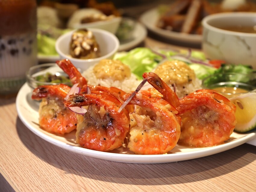 台南沖繩蝦蝦飯專賣店-丸飯食事處.推出新品紙豆腐鍋.搭配DIY起司玉米瀑布.牽絲鹹香超過癮/台南聚餐餐廳推薦 - 進食的巨鼠