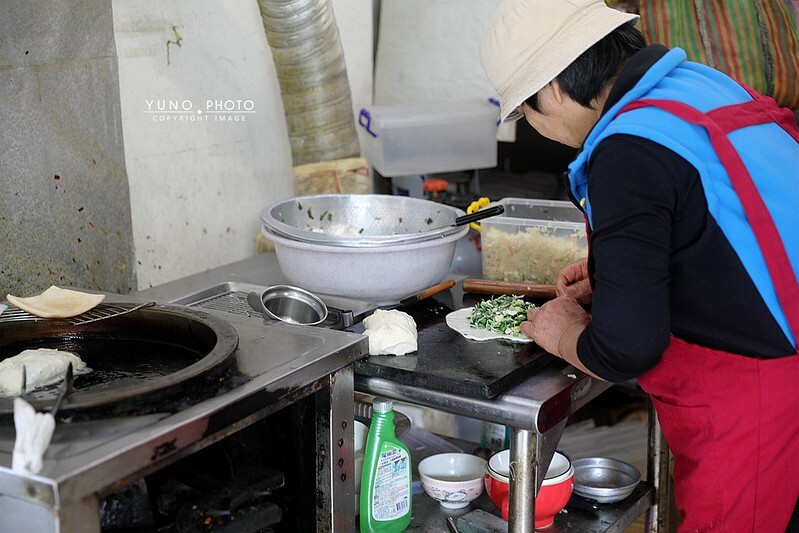 象山韮菜盒子現場手桿薄餅皮現包銅板平價美食28