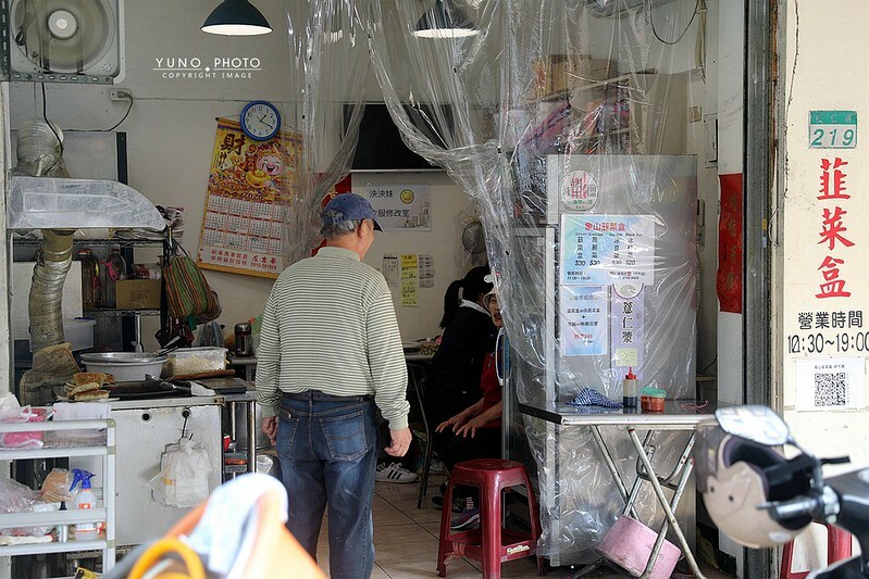 象山韮菜盒子現場手桿薄餅皮現包銅板平價美食05