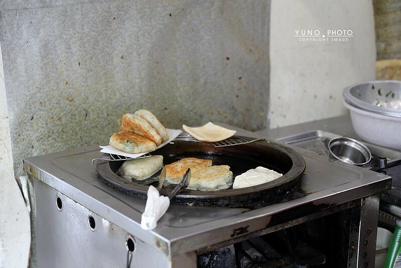 象山韮菜盒子現場手桿薄餅皮現包銅板平價美食37