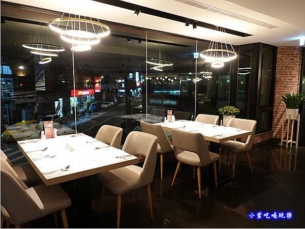二樓用餐環境-西堤牛排南華店 (4).jpg