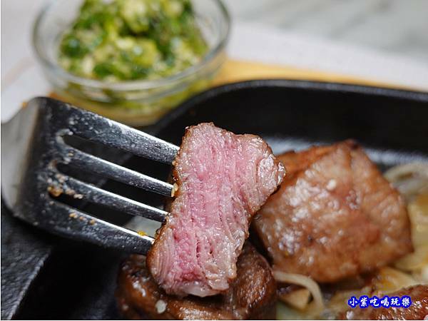 肉肉控鐵板牛排-西堤牛排南華店 (1).jpg