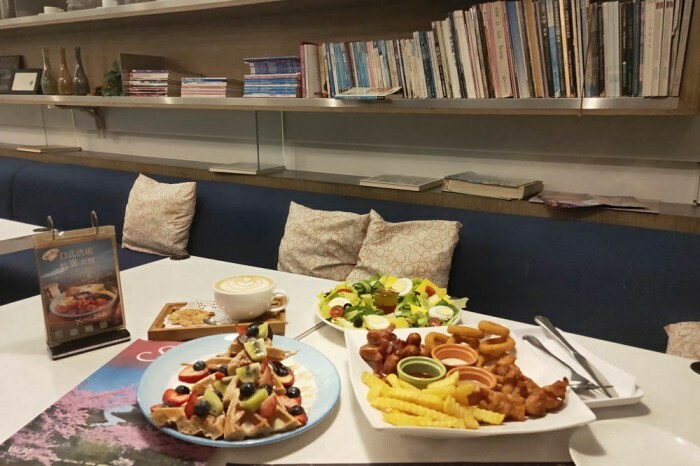 台南市中西區台南高鐵週邊美食【Mochi Mochi鬆餅屋】極致美味!全台第一極上釜飯.鮮蝦牛小排烤雞「釜飯三吃」超豐盛│台