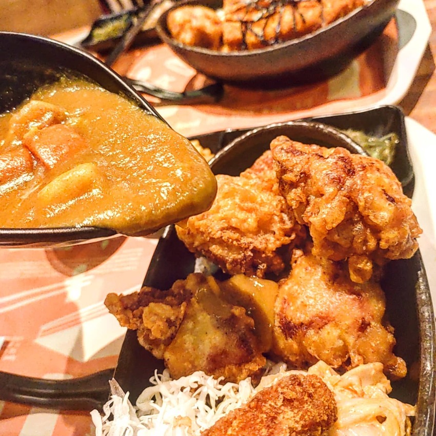 Taipei, Taiwan 丼匠信義誠品/ 唐揚雞外層酥脆，肉質鮮嫩多汁，一口咬下去，滿足感爆表‼️淋上日式咖喱，又是不一樣的風味。