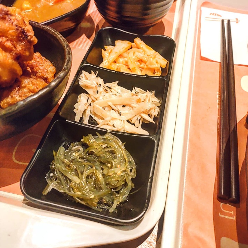 Taipei, Taiwan 丼匠信義誠品/ 唐揚雞外層酥脆，肉質鮮嫩多汁，一口咬下去，滿足感爆表‼️淋上日式咖喱，又是不一樣的風味。