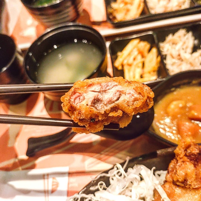 Taipei, Taiwan 丼匠信義誠品/ 唐揚雞外層酥脆，肉質鮮嫩多汁，一口咬下去，滿足感爆表‼️淋上日式咖喱，又是不一樣的風味。