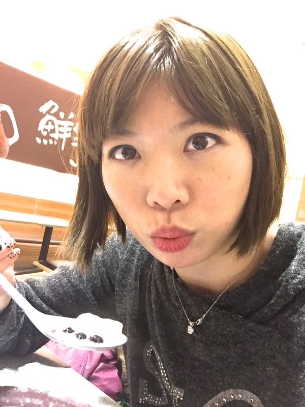 鮮芋仙(微風店)：(鮮芋仙-微風店)和好友或另一半度過一個甜滋滋的暖冬吧!杏仁Q用料實在~不但暖在口、更是甜到心坎裡喔!