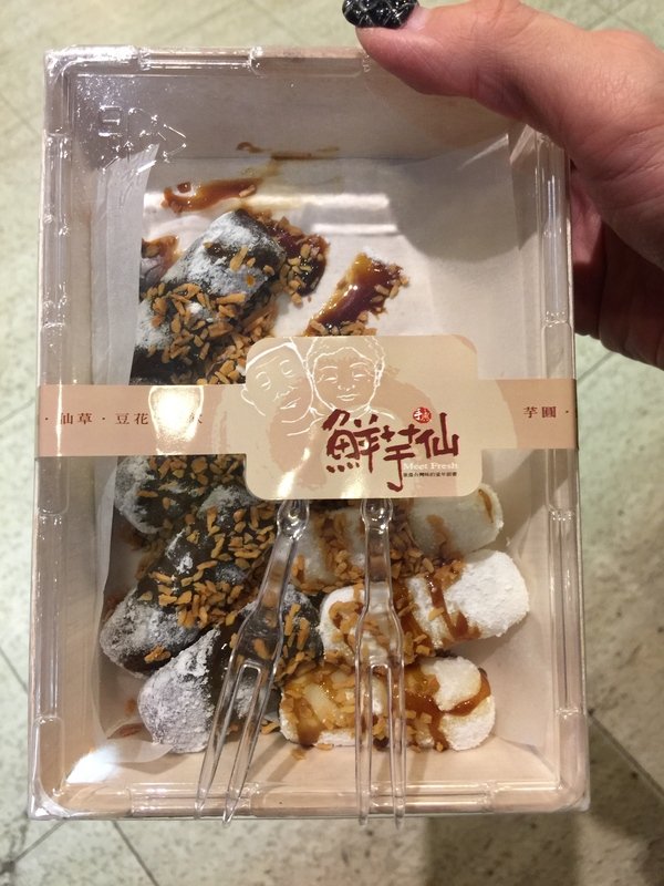 鮮芋仙(微風店)：(鮮芋仙-微風店)和好友或另一半度過一個甜滋滋的暖冬吧!杏仁Q用料實在~不但暖在口、更是甜到心坎裡喔!