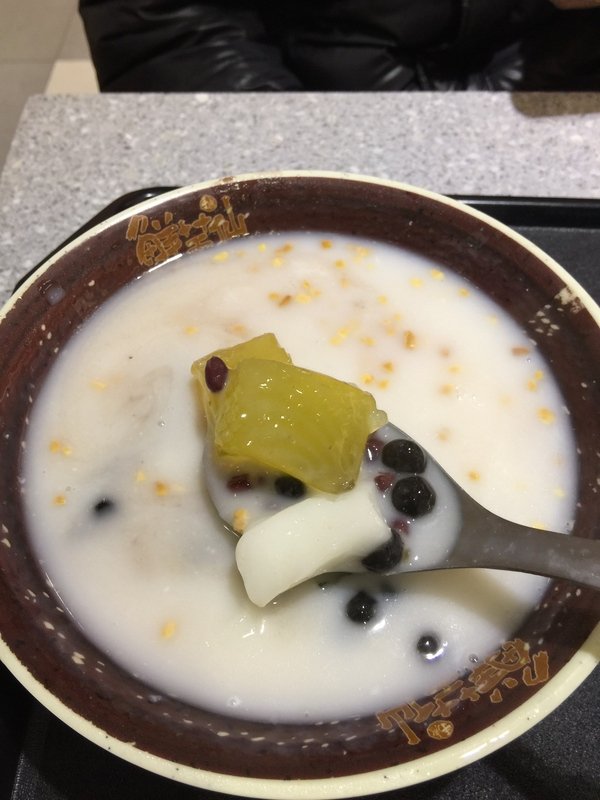 鮮芋仙(微風店)：(鮮芋仙-微風店)和好友或另一半度過一個甜滋滋的暖冬吧!杏仁Q用料實在~不但暖在口、更是甜到心坎裡喔!