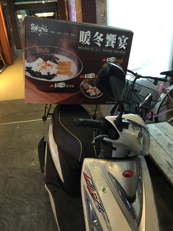 鮮芋仙(微風店)：(鮮芋仙-微風店)和好友或另一半度過一個甜滋滋的暖冬吧!杏仁Q用料實在~不但暖在口、更是甜到心坎裡喔!