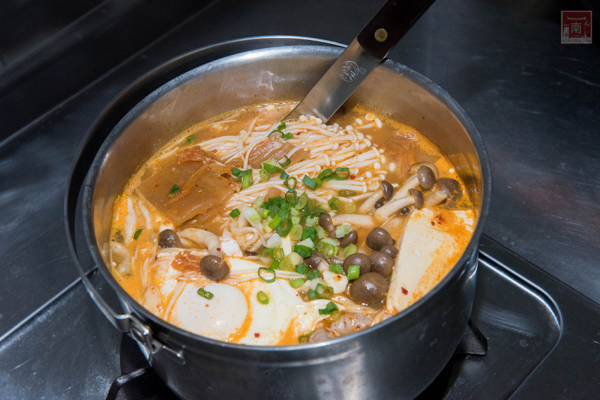 【臺南美食】臺南美食新組合(豬肉餡餅配泡菜湯底)|手工製作豬肉餡餅|店取現點現做|宅配真空包裝~鮮佃招牌餡餅 - 南人幫