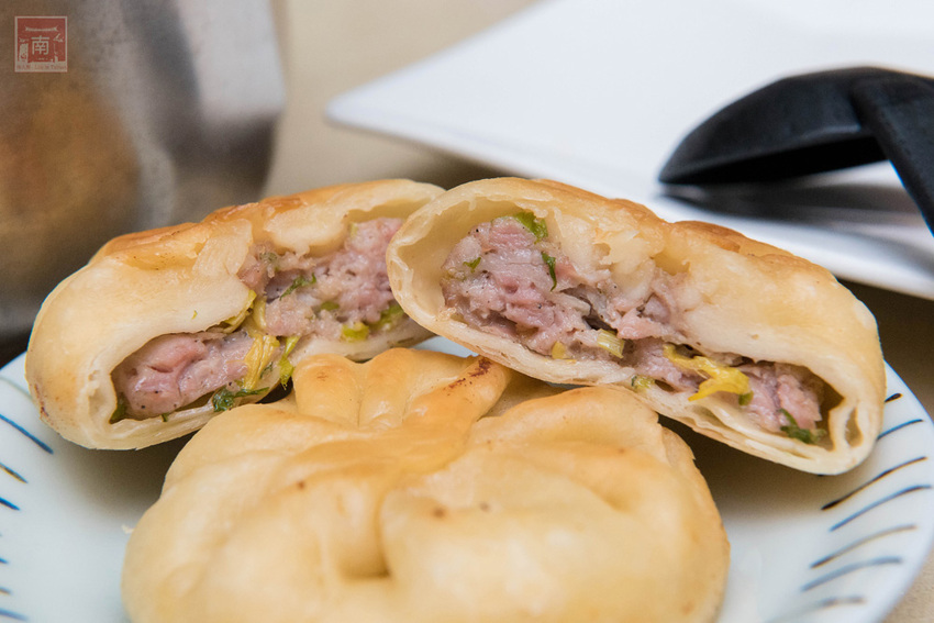 【臺南美食】臺南美食新組合(豬肉餡餅配泡菜湯底)|手工製作豬肉餡餅|店取現點現做|宅配真空包裝~鮮佃招牌餡餅 - 南人幫