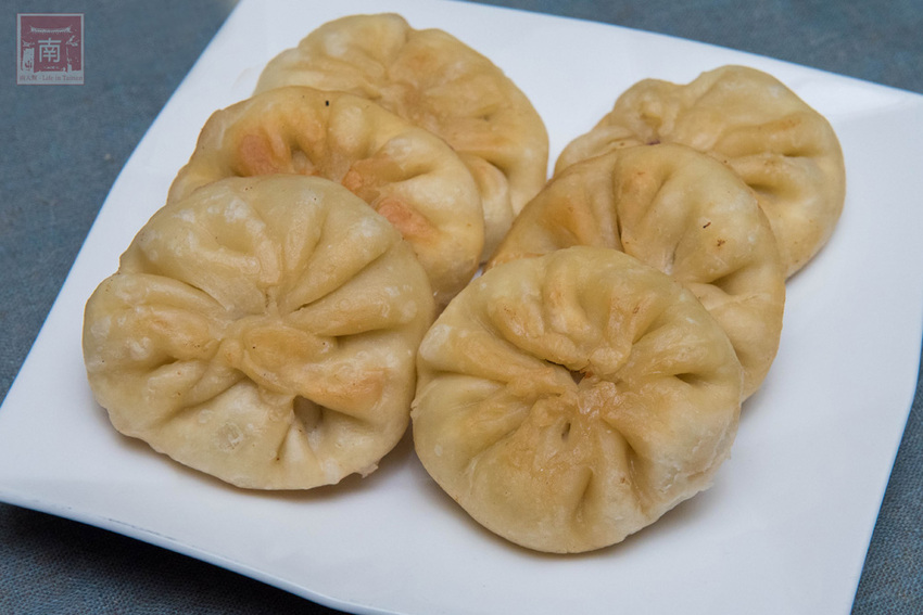 【臺南美食】臺南美食新組合(豬肉餡餅配泡菜湯底)|手工製作豬肉餡餅|店取現點現做|宅配真空包裝~鮮佃招牌餡餅 - 南人幫