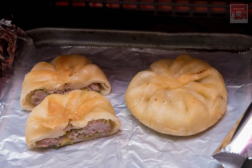 【臺南美食】臺南美食新組合(豬肉餡餅配泡菜湯底)|手工製作豬肉餡餅|店取現點現做|宅配真空包裝~鮮佃招牌餡餅 - 南人幫