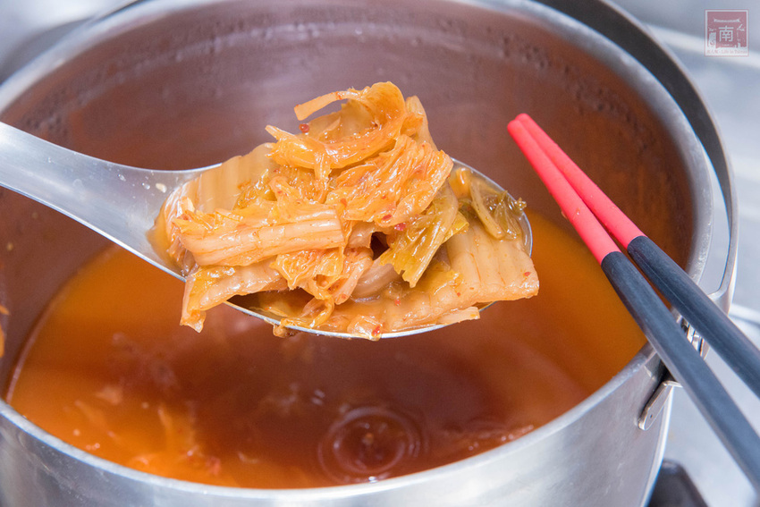 【臺南美食】臺南美食新組合(豬肉餡餅配泡菜湯底)|手工製作豬肉餡餅|店取現點現做|宅配真空包裝~鮮佃招牌餡餅 - 南人幫