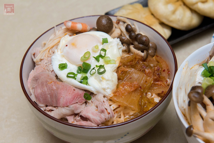 【臺南美食】臺南美食新組合(豬肉餡餅配泡菜湯底)|手工製作豬肉餡餅|店取現點現做|宅配真空包裝~鮮佃招牌餡餅 - 南人幫