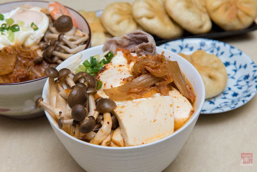 【臺南美食】臺南美食新組合(豬肉餡餅配泡菜湯底)|手工製作豬肉餡餅|店取現點現做|宅配真空包裝~鮮佃招牌餡餅 - 南人幫