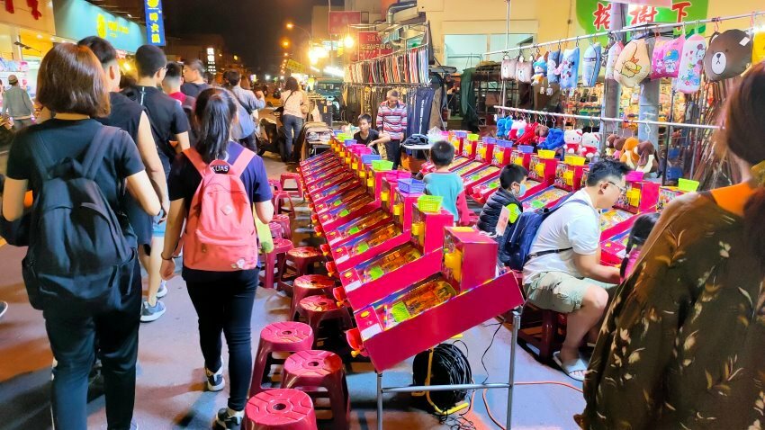 【東港夜市攻略】屏東必逛! 超過600公尺、上百攤商美食古早味!