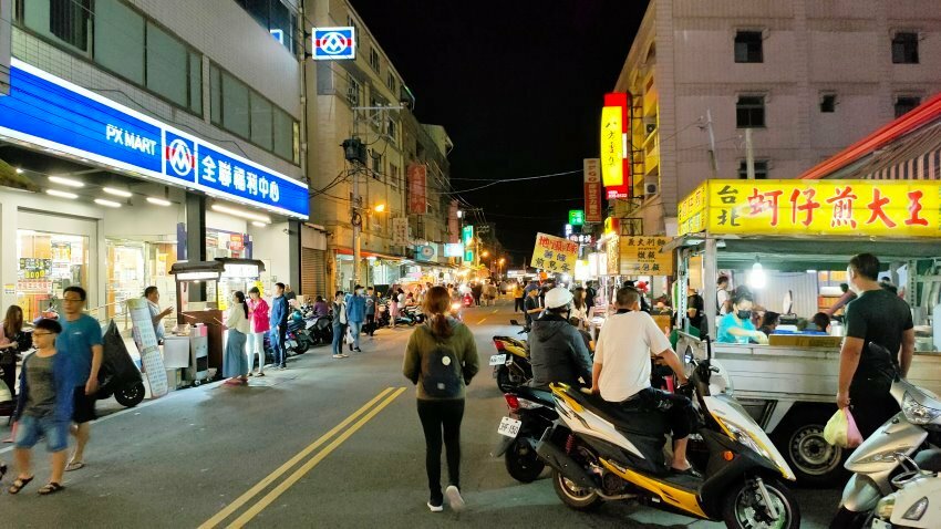 【東港夜市攻略】屏東必逛! 超過600公尺、上百攤商美食古早味!
