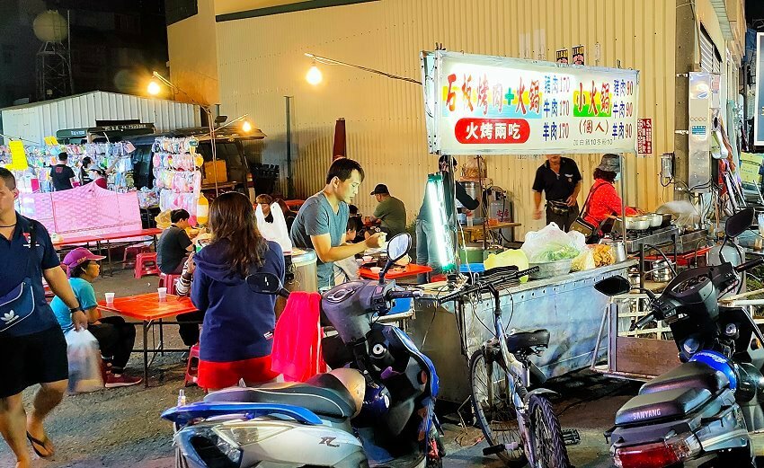 【東港夜市攻略】屏東必逛! 超過600公尺、上百攤商美食古早味!