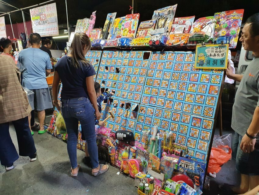 【東港夜市攻略】屏東必逛! 超過600公尺、上百攤商美食古早味!