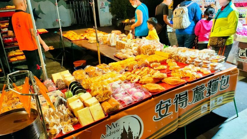 【東港夜市攻略】屏東必逛! 超過600公尺、上百攤商美食古早味!